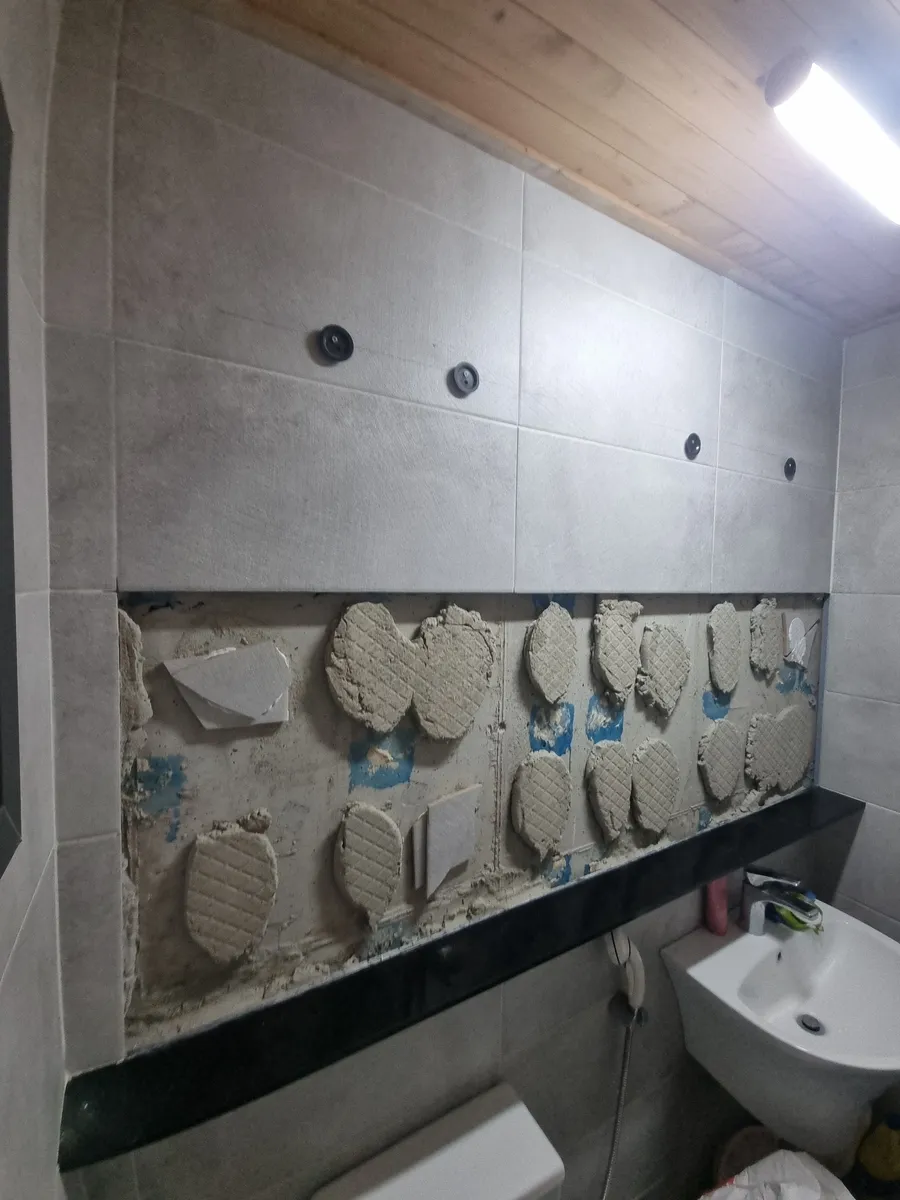 욕실 벽타일 부분 철거 진행 사진