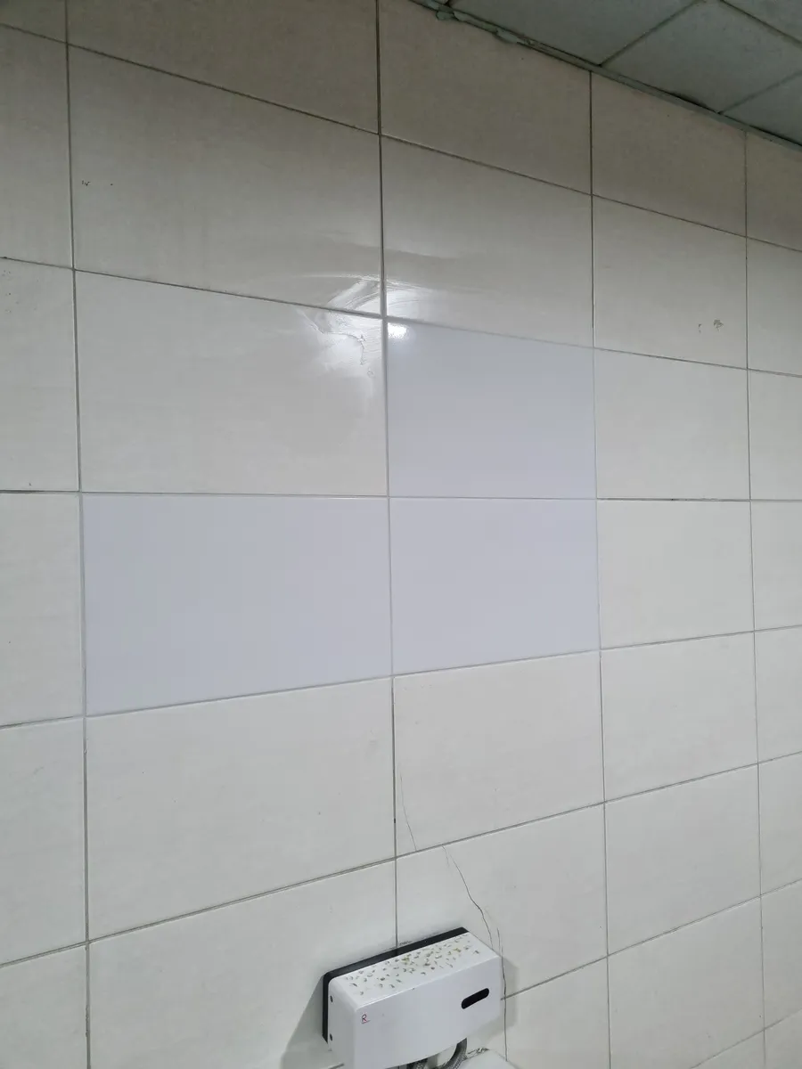 화장실 벽타일 균열 근접 진단 사진