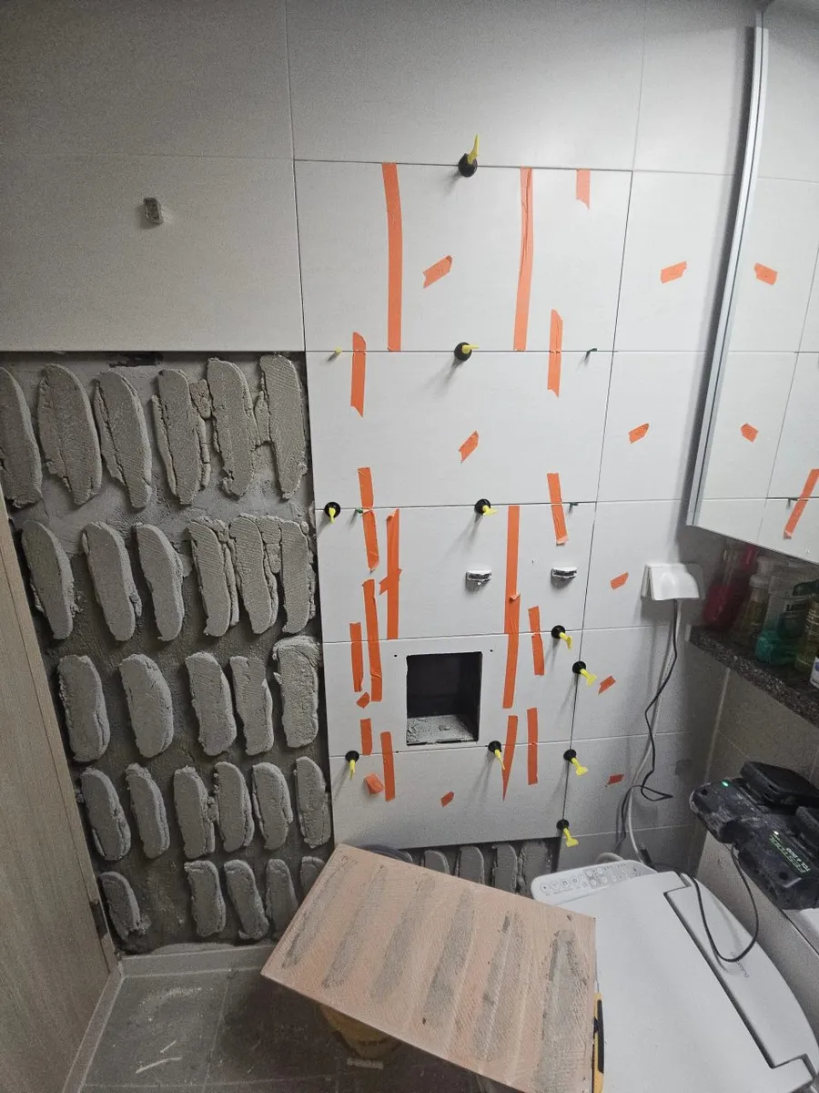 세면대 거울 옆 화장실 벽타일 재시공 진행 사진